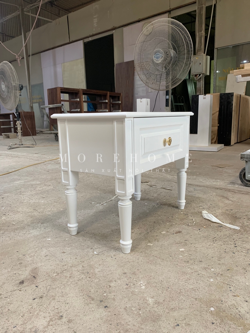 Kệ đầu giường gỗ tự nhiên sơn trắng, chân tiện tinh tế khiến phòng ngủ trở nên đẹp hơn và thêm tiện lợi, tạo nên vẻ đẹp tân cổ điển.