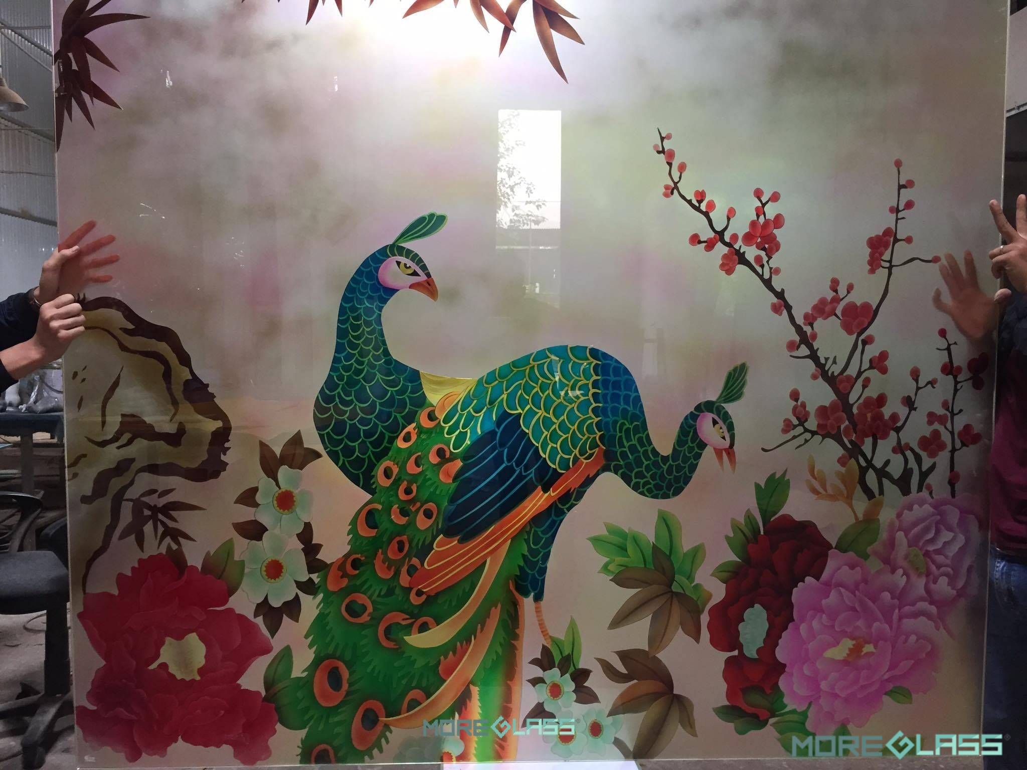 . Loài chim công được khắc tranh trên kính là một biểu tượng phong thủy trong văn hóa Á Đông, đại diện cho sự đẹp, quyền lực và phú quý. Ngoài ra, nó cũng là một biểu tượng của sự bình an, may mắn và cát tường cho nhân gian.