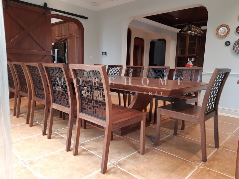 Bộ bàn ăn 12 ghế gỗ tự nhiên cứng cáp và thoải mái sẽ giúp bạn thưởng thức những món ăn ngon lành một cách tự do.